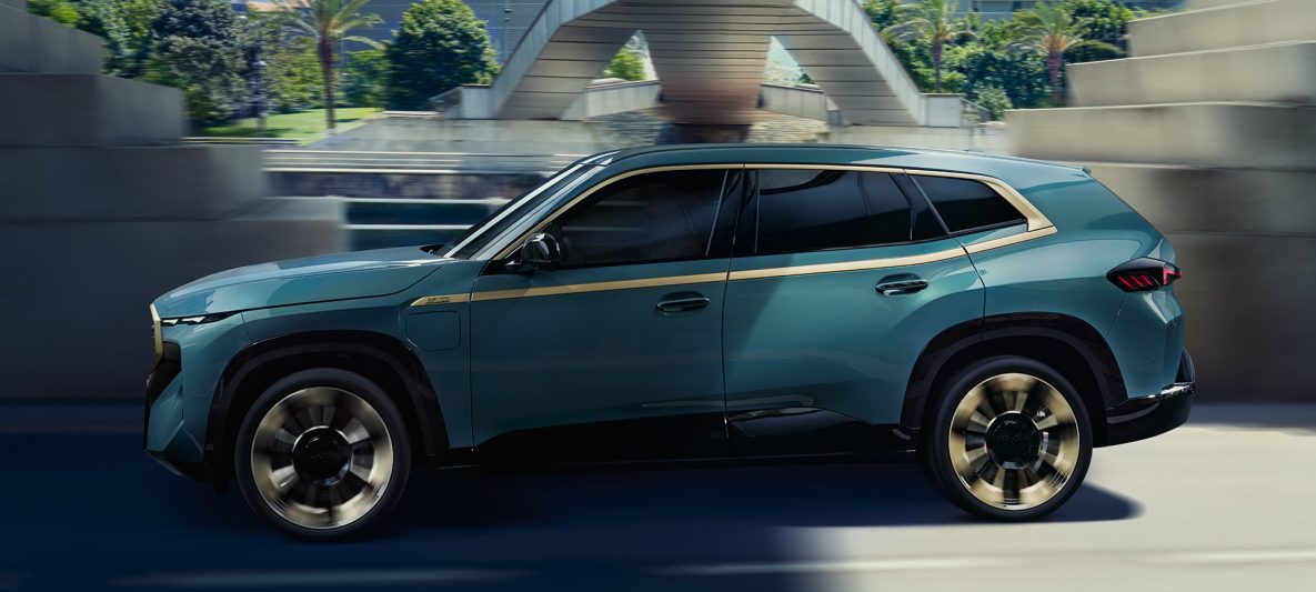 BMW XM G09 Exterieur Seiteansicht fahrend Akzentband in Night Gold