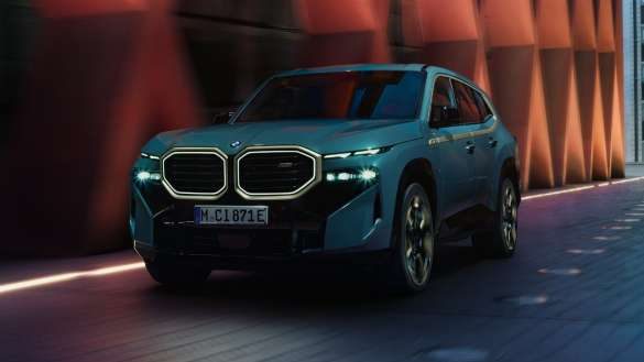 BMW XM G09 Plug-In-Hybrid Seitenansicht vor Gebäude