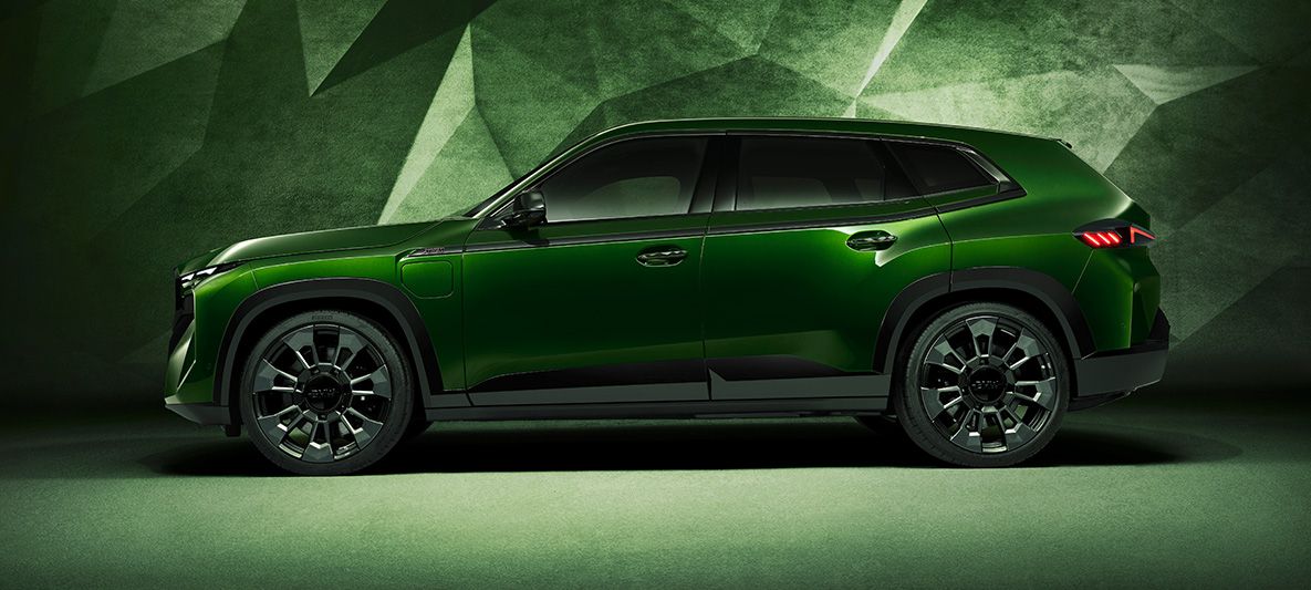 BMW XM G09 in BMW Individual Anglesey Grün metallic Seitenansicht