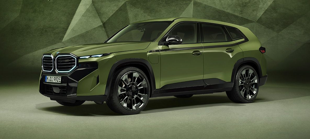 BMW XM G09 in BMW Individual Urban Grün 2/3 Seitenansicht