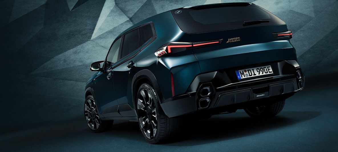 BMW XM G09 in BMW Individual Petrol Mica metallic 2/3 Heckansicht