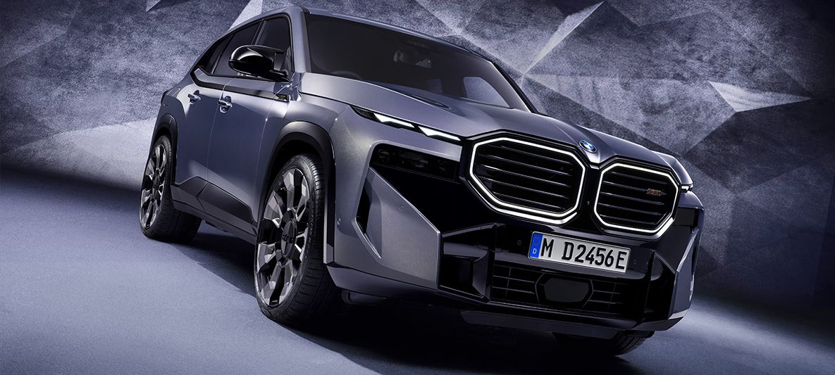 BMW XM G09 in BMW Individual Sepia Violet metallic 2/3 Frontansicht