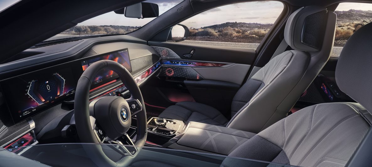 My Mode Sport BMW M760e xDrive Limousine G70 Ansicht von außen durch halb herunrergefahrene Fensterscheibe in das Interior