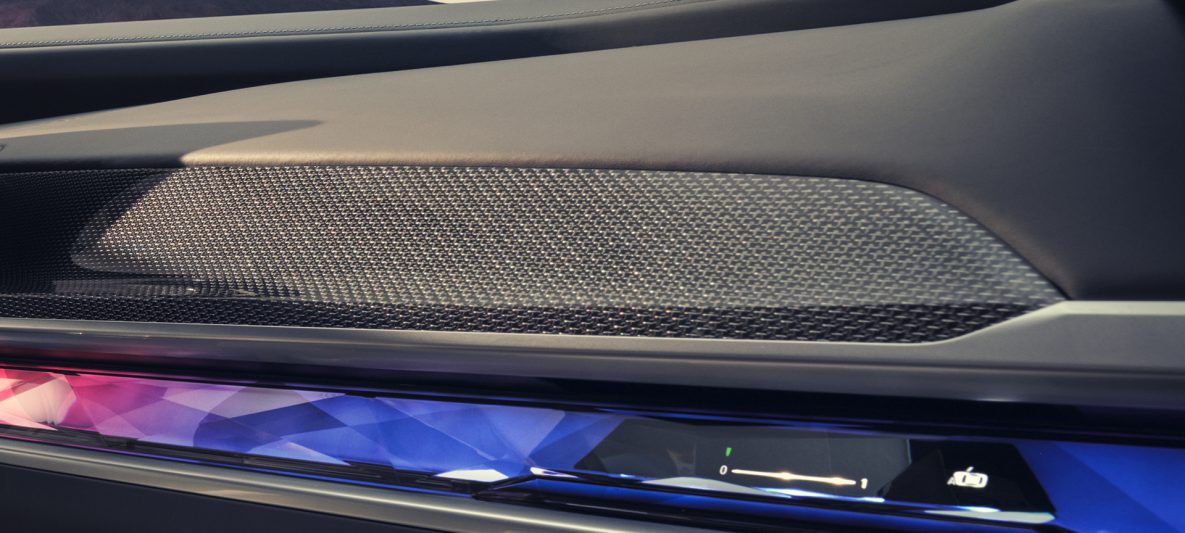 M Interieurleisten ‘Carbon Fibre’ BMW M760e xDrive Limousine G70 Nahaufnahme
