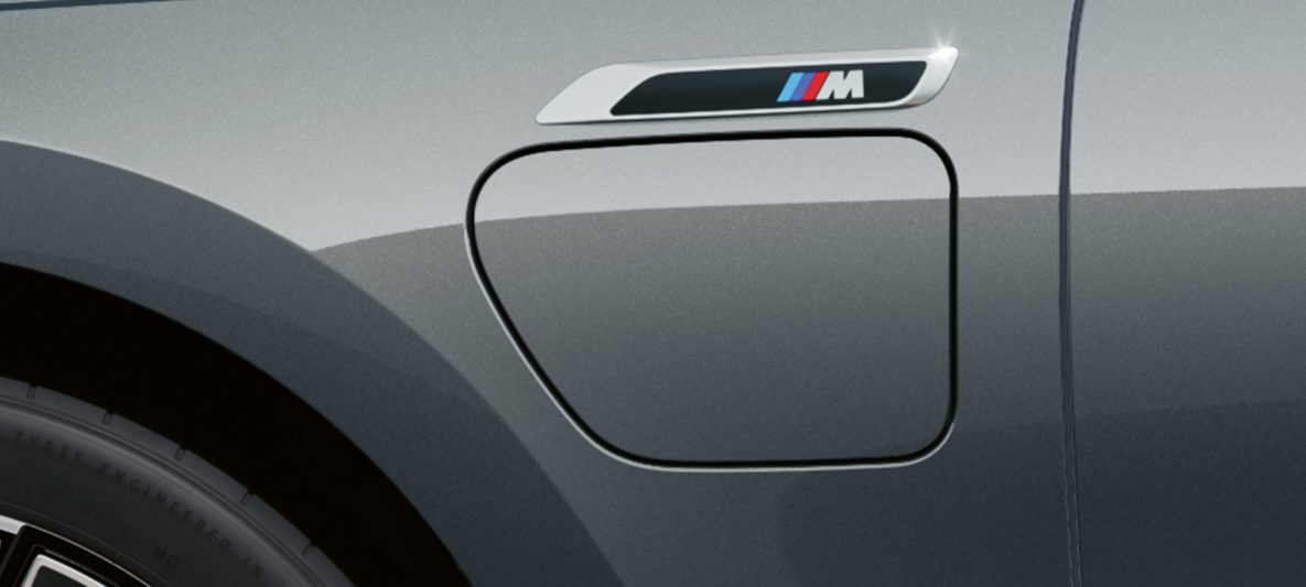 M-Badge BMW M760e xDrive Limousine G70 M Performance Paket BMW Individual Two-Tone Lackierung Saphirschwarz metallic BMW Individual Dravitgrau metallic Nahaufnahme Seitenansicht