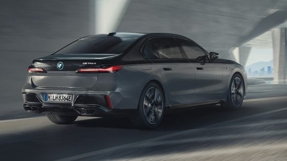 BMW M760e xDrive Limousine G70 M Performance Paket BMW BMW Individual Two-Tone Lackierung Saphirschwarz metallic BMW Individual Dravitgrau metallic Dreiviertel Heckansicht fahrend auf der Straße