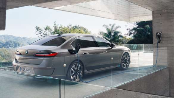 BMW i7 M70 xDrive Limousine G70 Laden zuhause