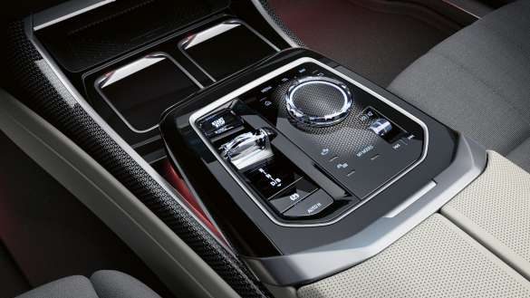 Mittelkonsole BMW M760e xDrive Limousine G70 Nahaufnahme