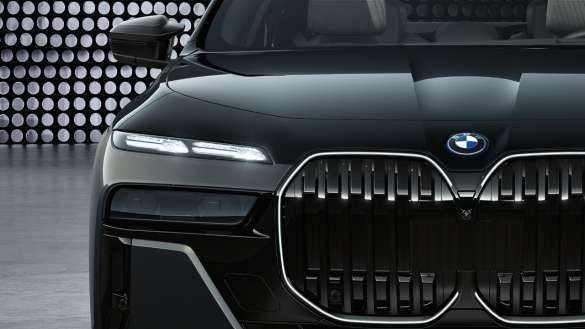 Frontklappe und Niere mit M Logo BMW M760e xDrive Limousine G70 BMW Individual Two-Tone Lackierung Saphirschwarz metallic BMW Individual Dravitgrau metallic Nahaufnahme