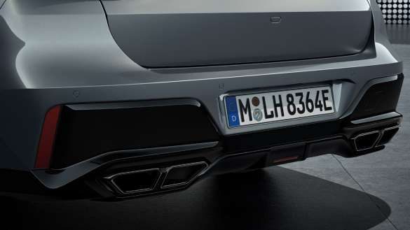 Heckansicht mit Abgasanlage in 4-Rohr-Optik BMW M760e xDrive Limousine G70 BMW Individual Two-Tone Lackierung Saphirschwarz metallic BMW Individual Dravitgrau metallic Nahaufnahme