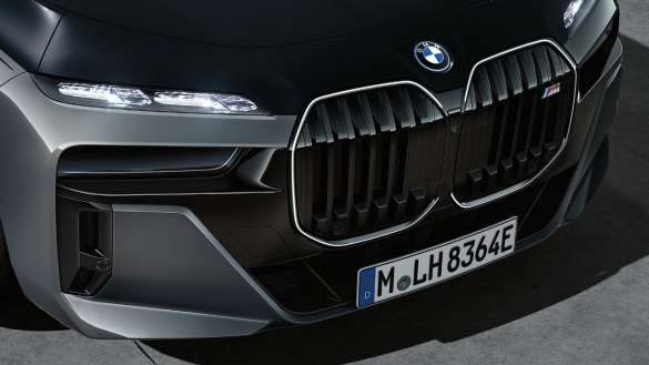BMW Kristallscheinwerfer Iconic Glow BMW M760e xDrive Limousine G70 BMW Individual Two-Tone Lackierung Saphirschwarz metallic BMW Individual Dravitgrau metallic