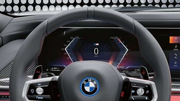 M Lenkrad und BMW Curved Display BMW M760e xDrive Limousine G70 Nahaufnahme