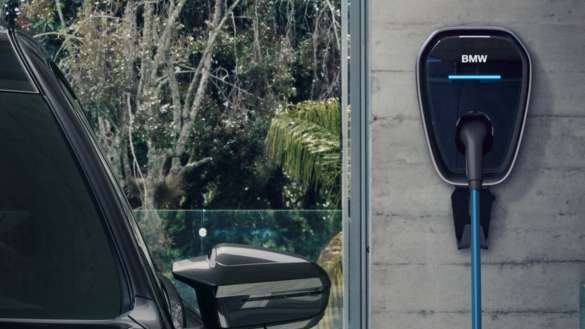 Wallbox BMW M760e xDrive Limousine G70 BMW Individual Two-Tone Lackierung Saphirschwarz metallic BMW Individual Dravitgrau metallic Nahaufnahme Ladestation