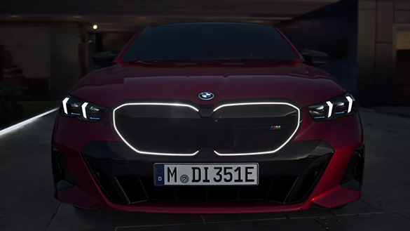 BMW i5 M60 xDrive mit BMW Niere „Iconic Glow“