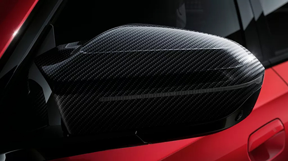 BMW i5 M60 xDrive mit ikonischen Außenspiegel in Handarbeit.