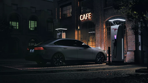 BMW i5 mit BMW Charging